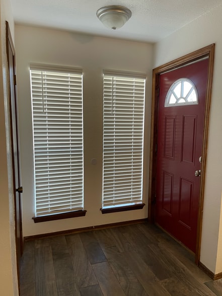 Entry Way - 908 Acacia Cir