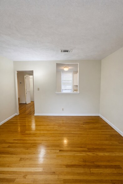 Building Photo - 84 Gordon St