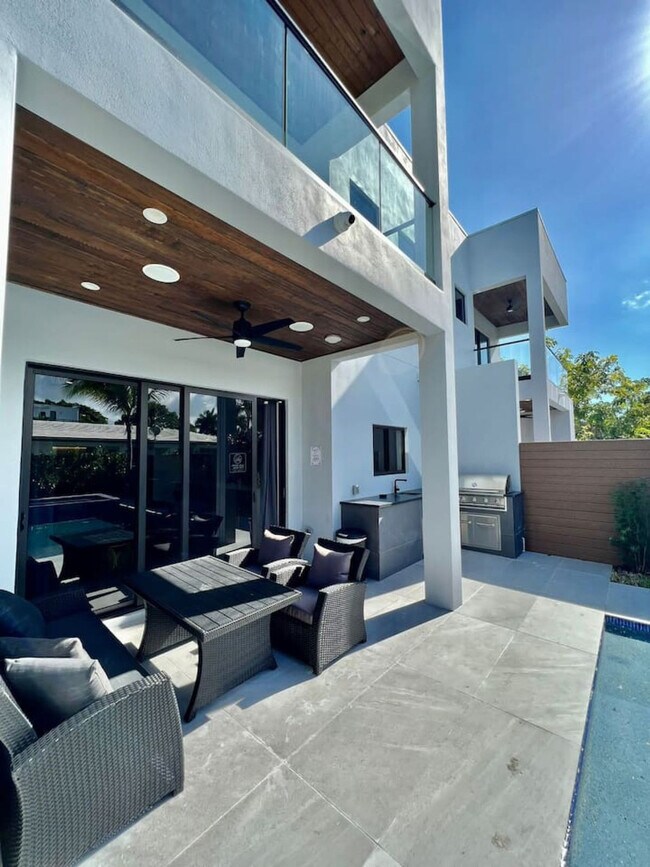 Building Photo - 547 NE 16th Ave