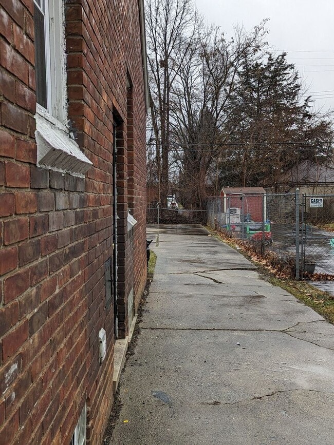 Building Photo - 12648 Mettetal St