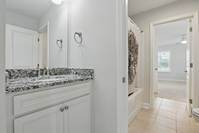 Building Photo - Spacious 5 Bedroom Home in Richmond Hill’s Waterways Community