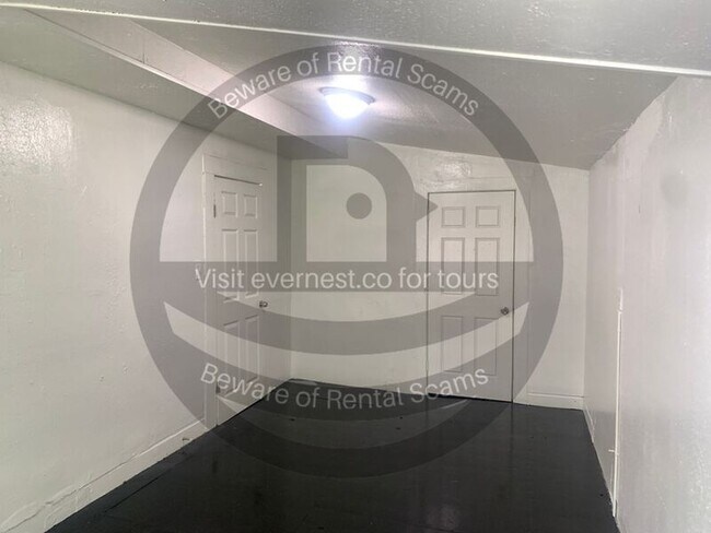 Building Photo - 1325 Sloan Ave