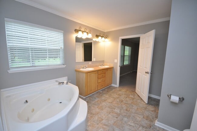 Building Photo - 3 Bedroom 2 bath in West Paducah