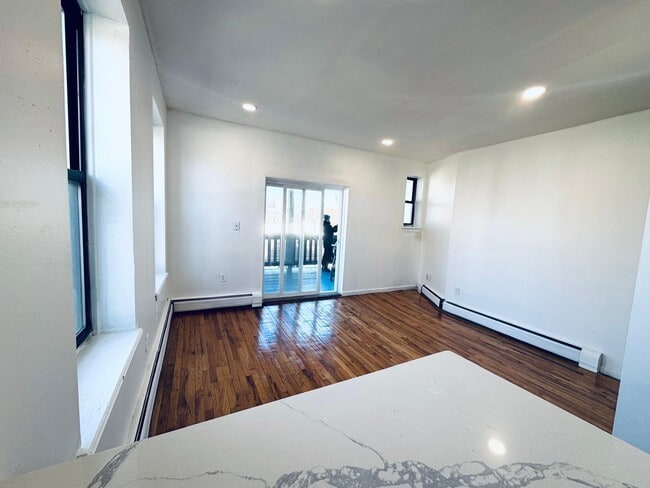 Building Photo - 336 4th St