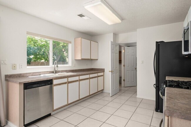 Building Photo - 12420 Mountainside Way NE