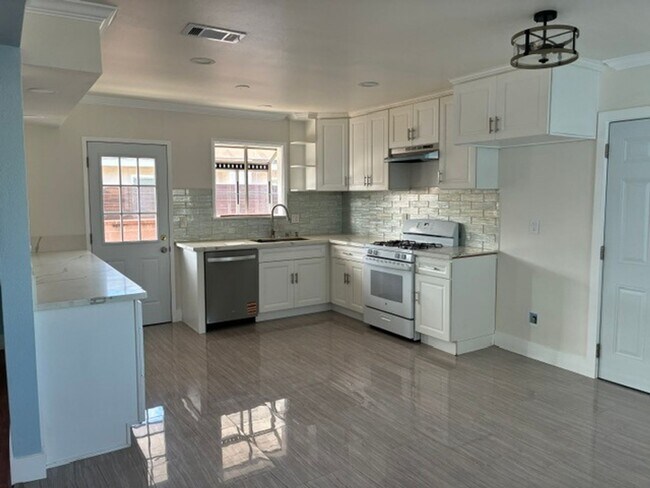 Building Photo - 5 Bedroom 4 Bath House in Garden Grove