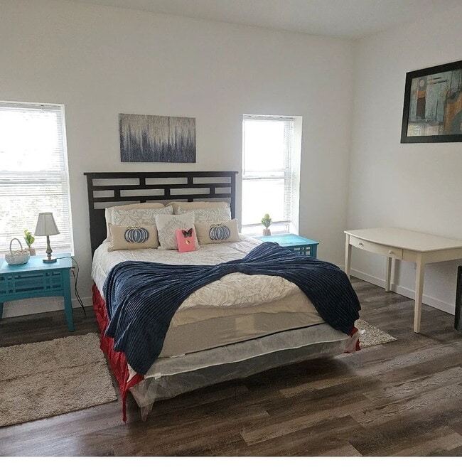 Building Photo - Luxurious 6-Bedroom Haven with Updated Ele...