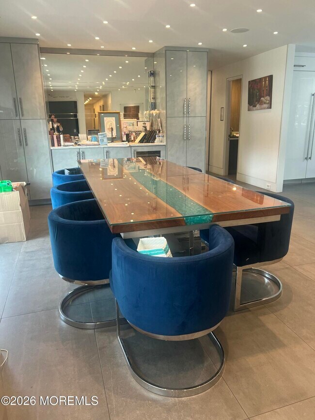 Building Photo - 825 Norwood Ave