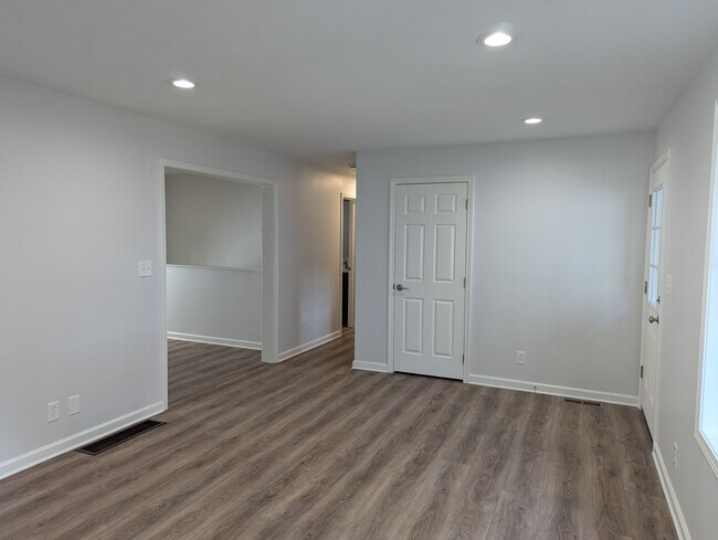 View to Kitchen and Hallway - 612 Benjamin Ct