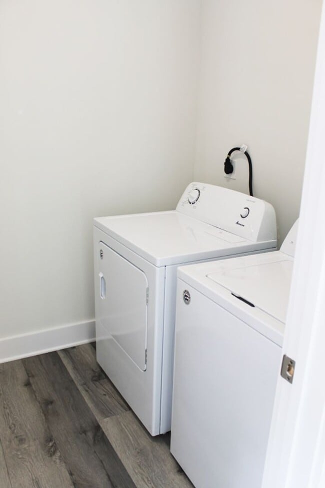 Building Photo - Beautiful 3BR/2.5 Bath Townouse with 2 Car Garage