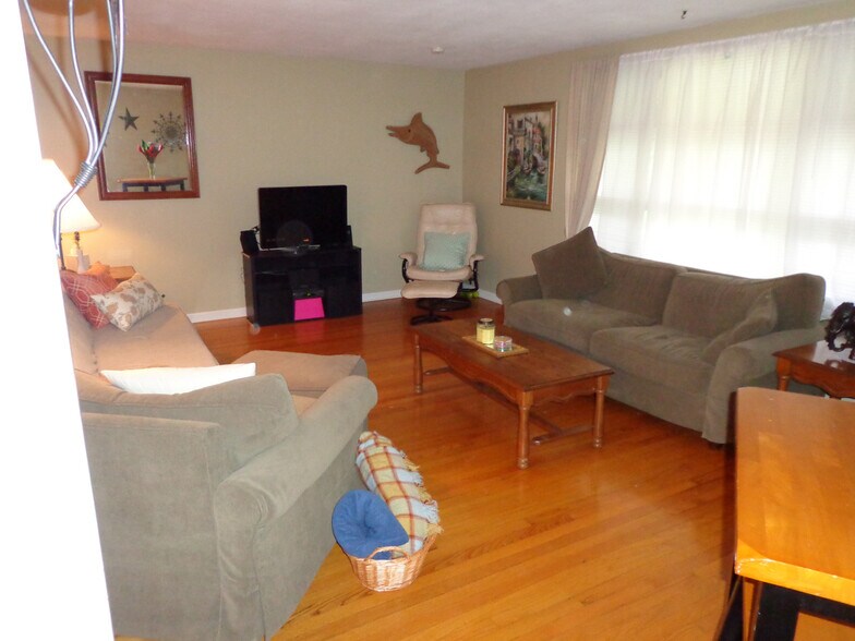 Building Photo - 301 Roosevelt Ave