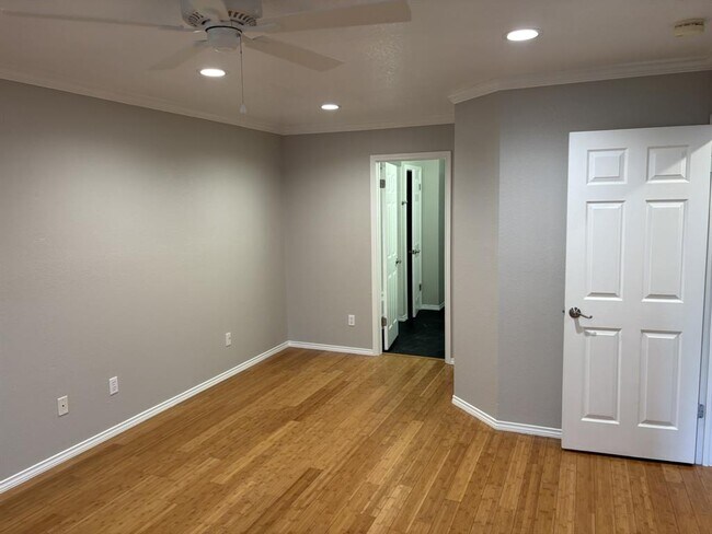 Building Photo - 14707 Single Trce