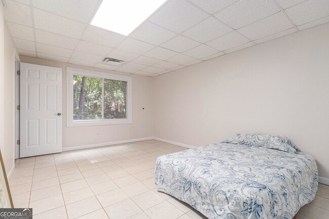Building Photo - 1402 McLendon Dr