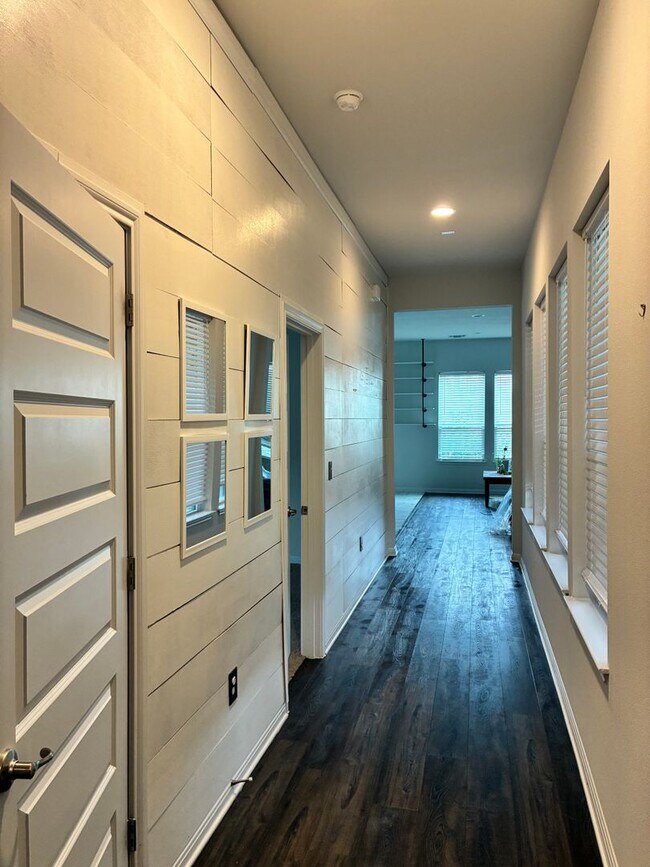 Building Photo - Elegant 6 BR 5 BA Home with Modern Amenities