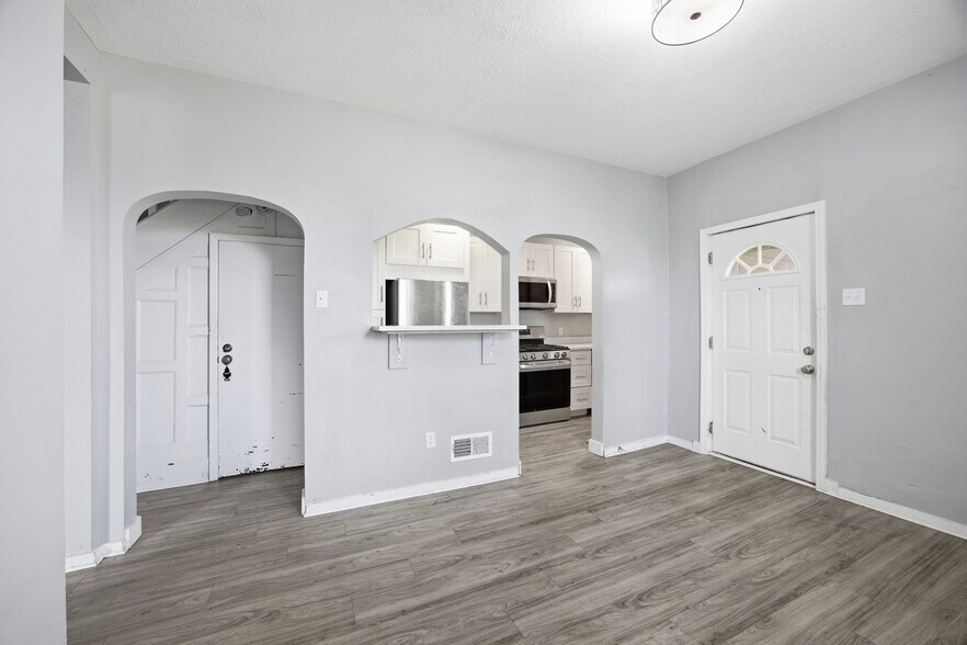 Building Photo - 827 Hinnerman St