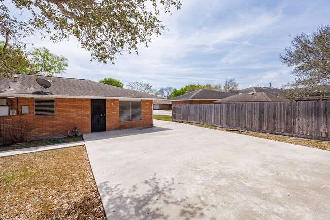 Building Photo - 1137 Bradshaw Dr