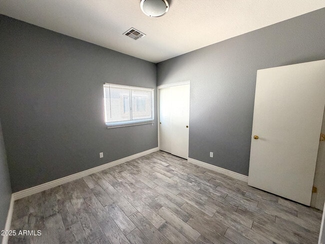 Building Photo - 982 E Doris St