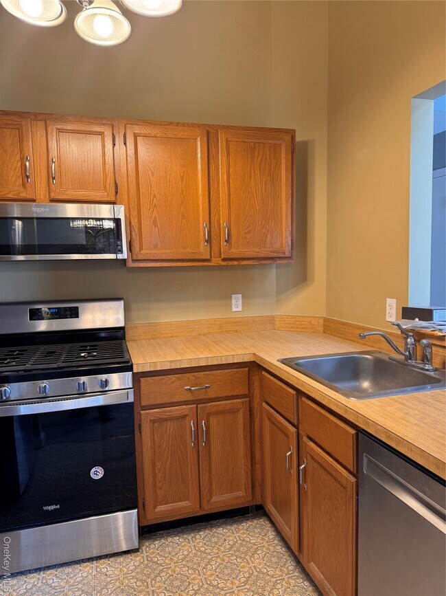 Building Photo - 4 Lexington Hills Rd