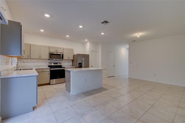 Building Photo - 1170 SW 7th Ct