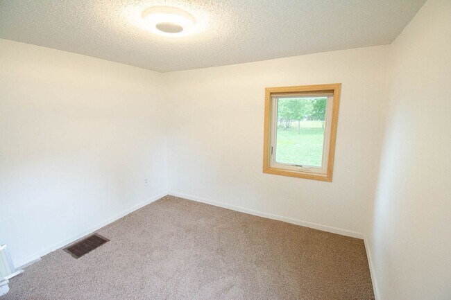 Building Photo - Cozy 2 Bedroom SE Rochester Home with Incredible Yard!