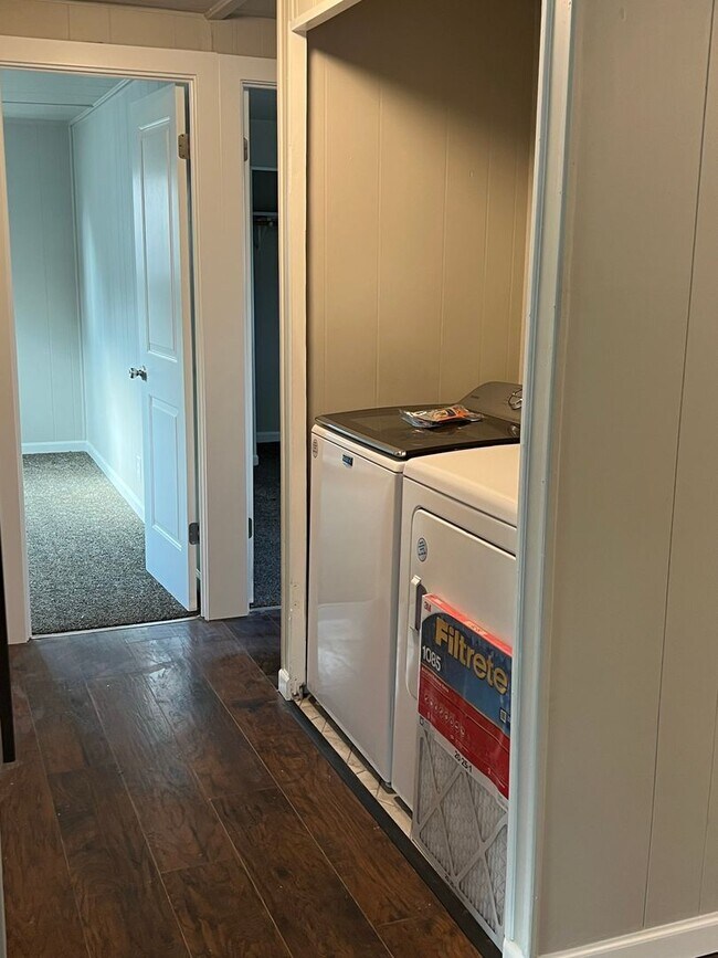 Building Photo - 2 bedroom 1 bathroom with  bonus room located in the Avenues