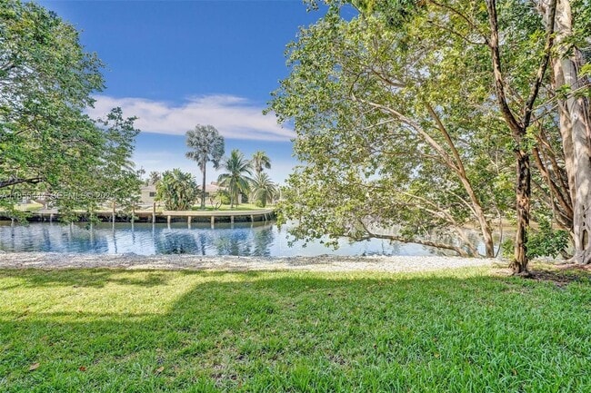 Building Photo - 516 SE 1st Cir