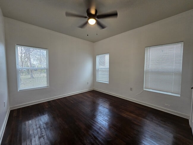 Building Photo - 809 Elmwood Dr