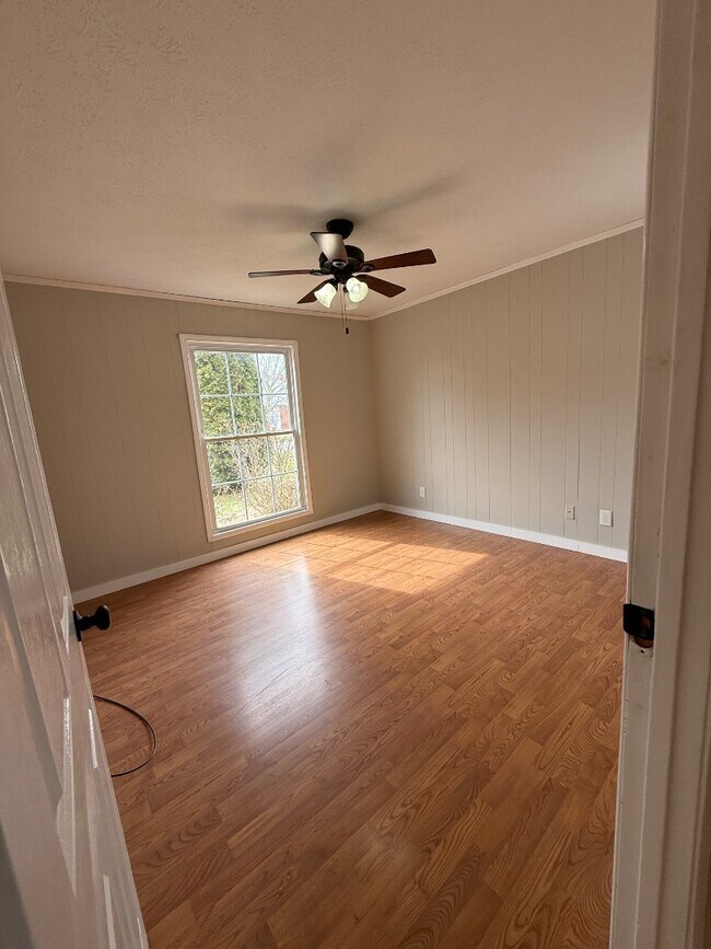 Building Photo - 305 Cherokee Village Dr