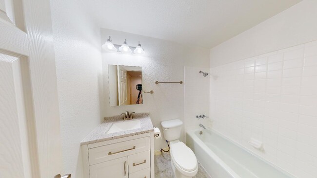 Building Photo - Gorgeous Condo nestled right on Lady Bird ...