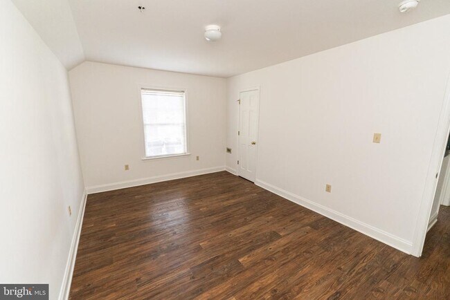 Building Photo - 804 Travers St