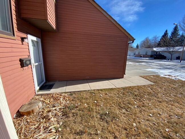 Building Photo - 3 Bedroom, 1.5 Bath Townhome W/ Attached S...