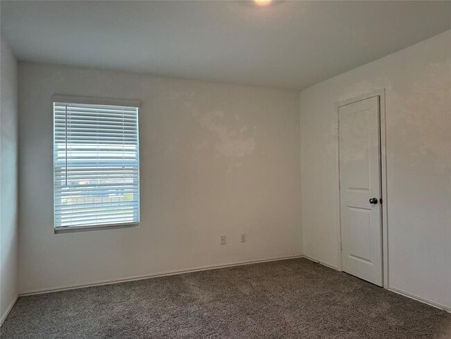 Building Photo - 404 Milliner Lp