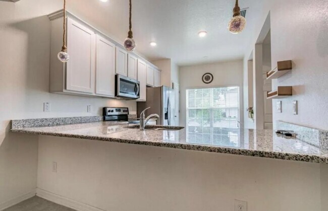 Building Photo - 1122 Hillhurst Dr
