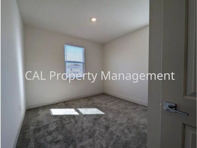 Building Photo - Beautiful 5 Bedroom Home in Hollister