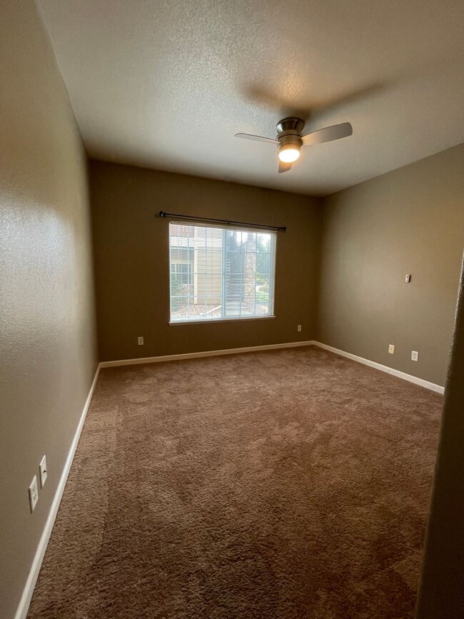 Building Photo - Charming Main Floor Condo in Water Valley