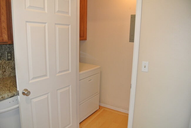 Building Photo - 1080 Fairway Ct