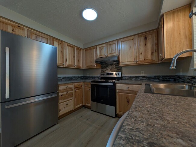 Building Photo - Great 3-Bedroom, 1-Bath Home - Centennial ...