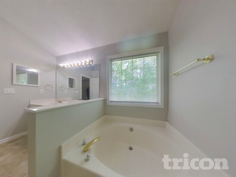 Building Photo - 4013 Mt Vernon Dr