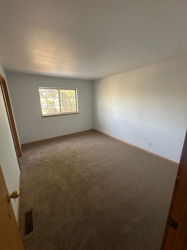 Building Photo - Long Term Glenshire Rental 3 Bed, 2.5 Bath 3 Car Garage