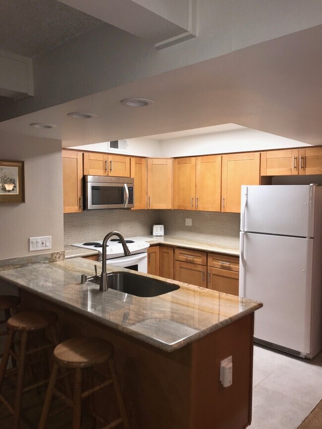 Building Photo - UNFURNISHED Upgraded Condo in Central location - Quiet Condominium Complex