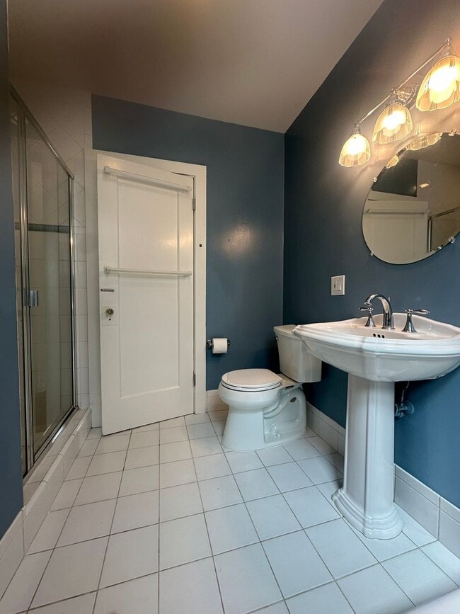 Building Photo - Bright & Charming Miraloma Home