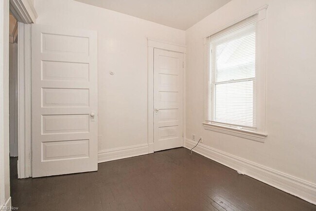 Building Photo - 1312 W 91st St
