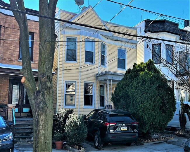 Building Photo - 109 Oak St