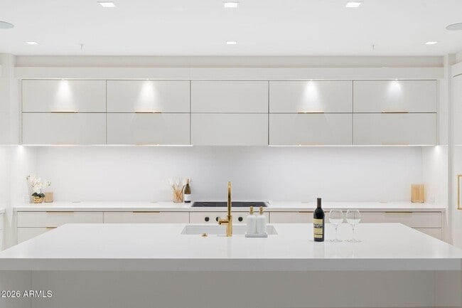 Building Photo - 6587 N Palmeraie Blvd