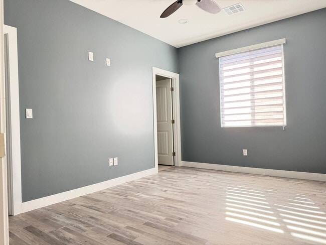 Building Photo - 1406 E Cinnabar Ave