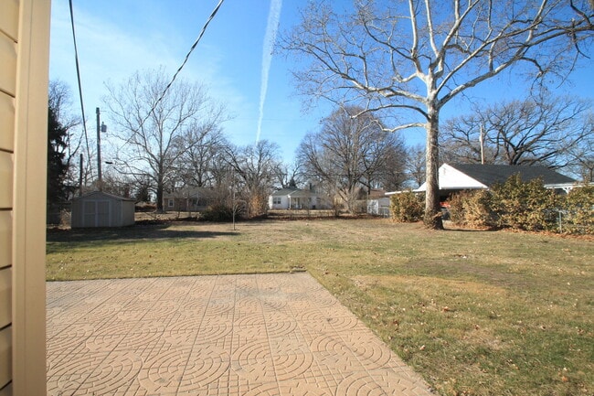 Building Photo - 24hr notice required before showings. Beau...
