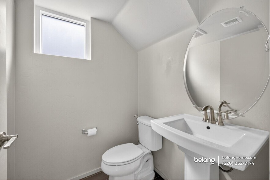 Building Photo - 864 E Park Modern Dr