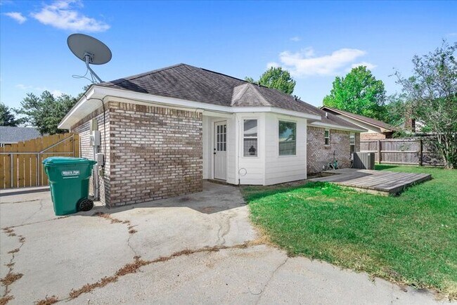 Building Photo - 15116 Rosewood St