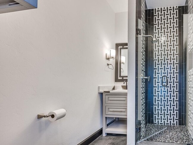 Building Photo - 109 NE 3rd St