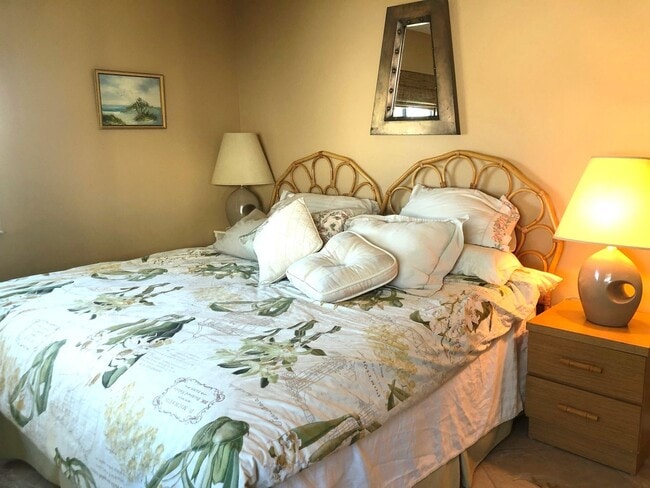 Building Photo - VENICE ISLAND! 2BR/2BA Condo in a Gated, Gulf front Community